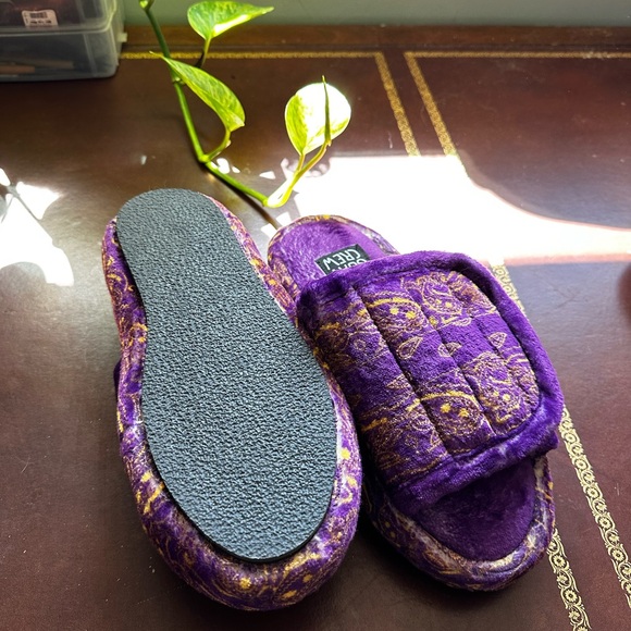 Goat Crew slippers, super soft, fun slippers for around the house. - Picture 3 of 3
